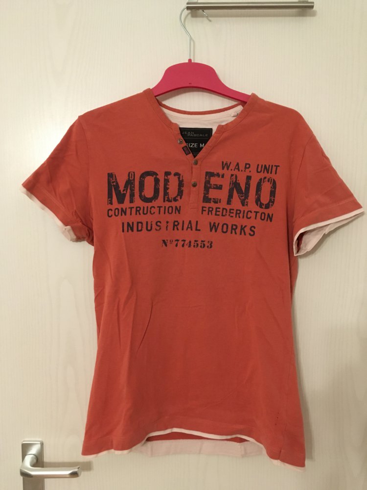 Rotes T-Shirt mit Druck