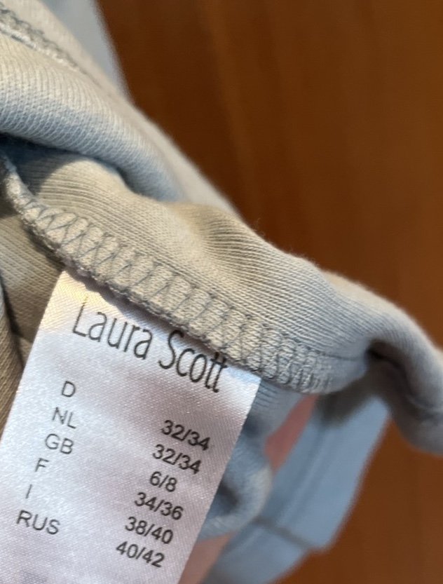 grau blaues Top von Laura Scott