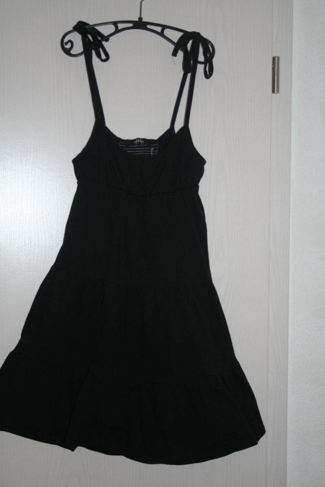 schönes schwarzes Sommerkleid