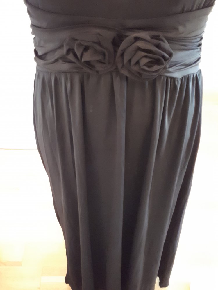 Schwarzes langes Abendkleid zum Binden im Nacken mit Raffung im Rücken und 2 Rosen vorn,