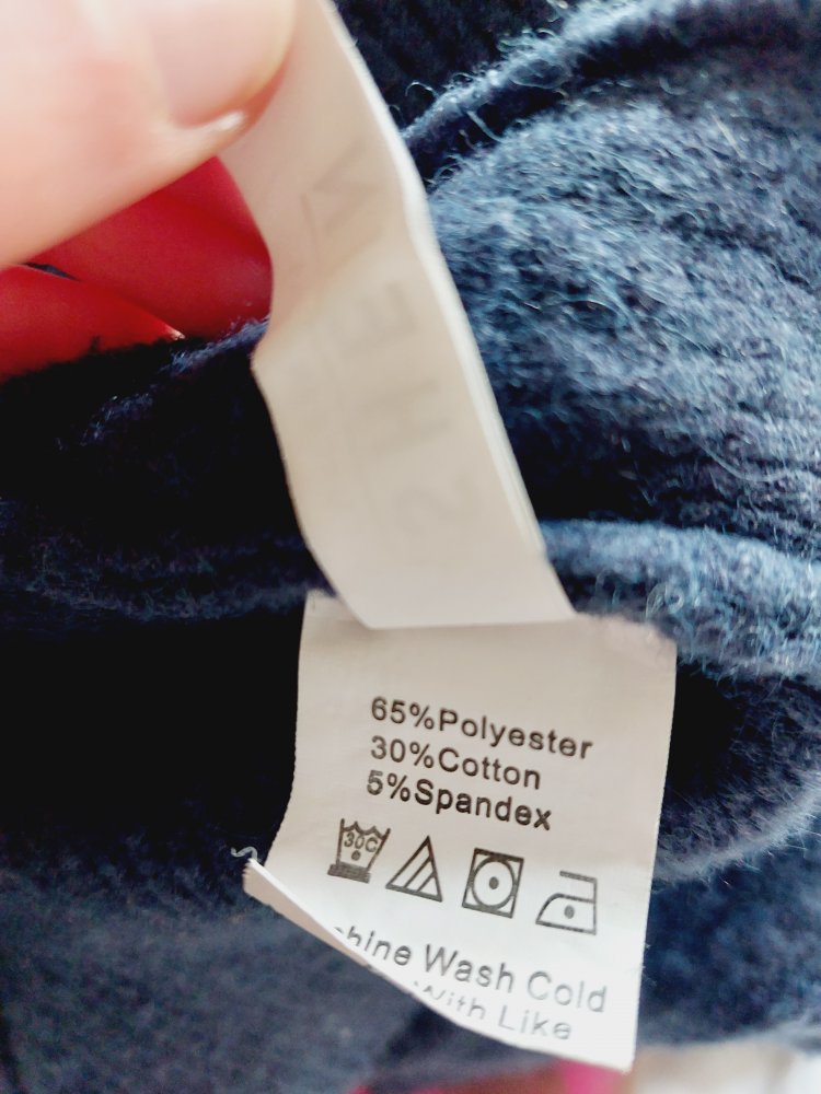 Blauer Strickpullover mit Turtleneck