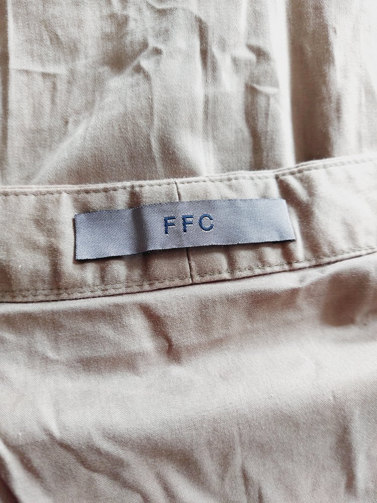 Kleid in Khaki mit V-Ausschnitt