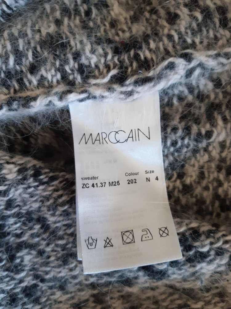 Wollpullover von Marc Cain mit hohem Kragen