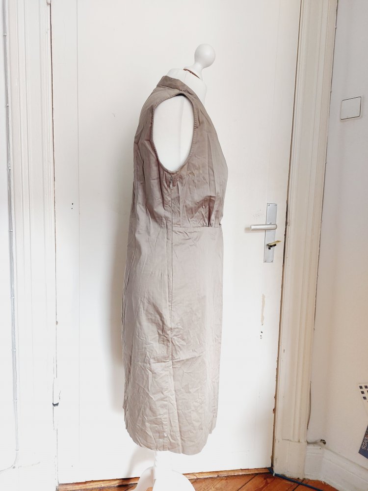 Kleid in Khaki mit V-Ausschnitt