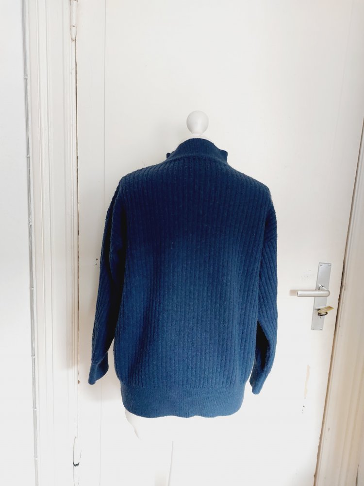 Blauer Strickpullover mit Turtleneck