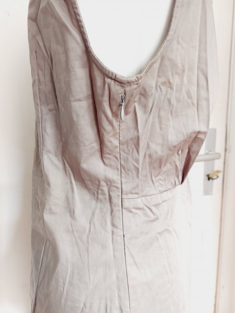 Kleid in Khaki mit V-Ausschnitt