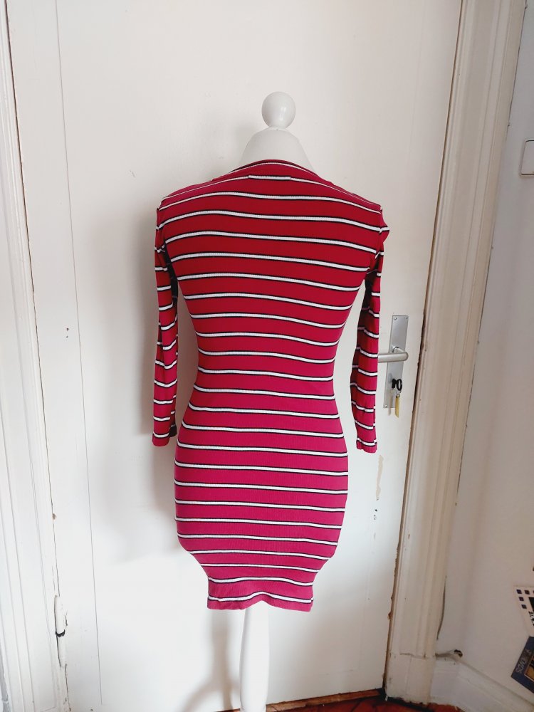Geripptes Kleid mit Rundhalsausschnitt von Lefties