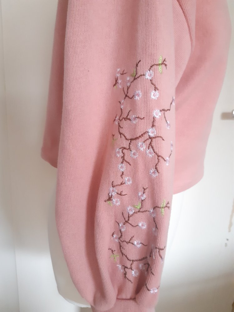 Oversized Pullover mit Stickerei auf den Ärmeln
