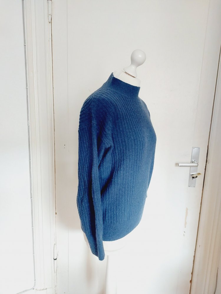 Blauer Strickpullover mit Turtleneck