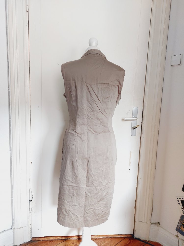 Kleid in Khaki mit V-Ausschnitt