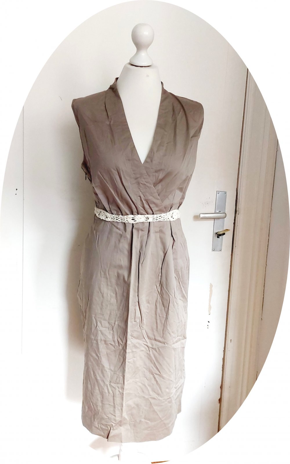 Kleid in Khaki mit V-Ausschnitt