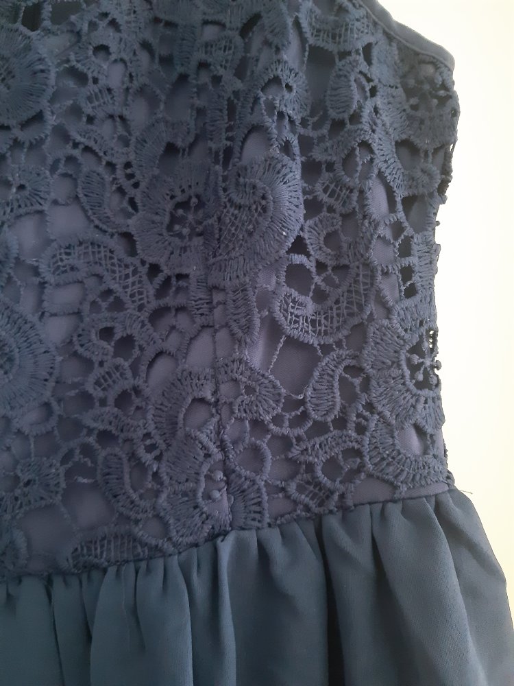 schickes Kleid mit Spitze