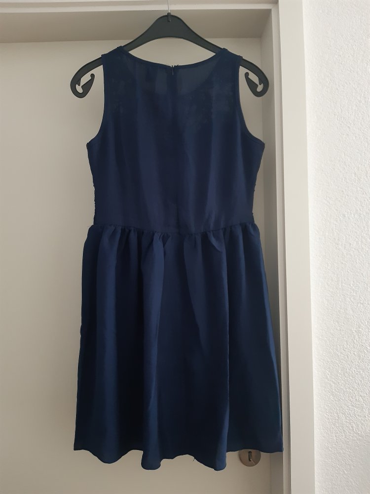 schickes Kleid mit Spitze