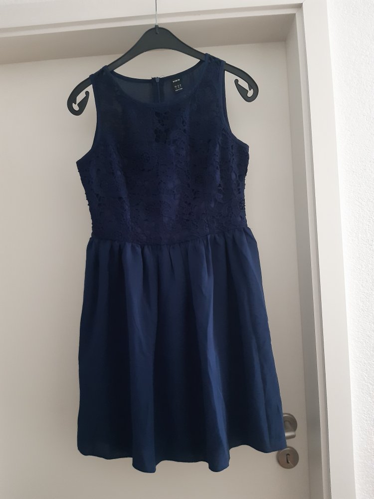 schickes Kleid mit Spitze