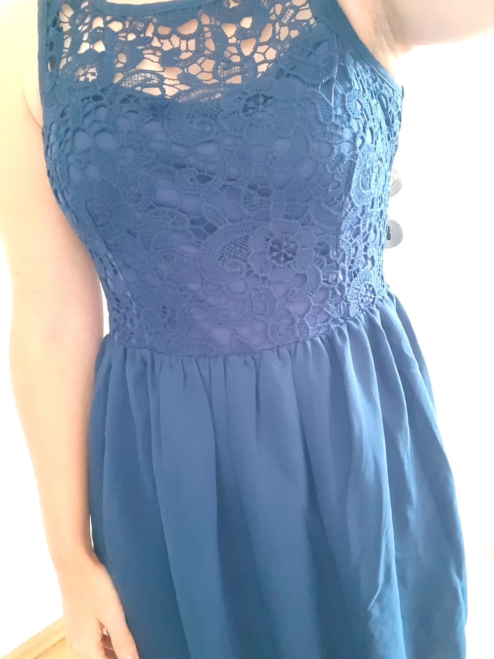schickes Kleid mit Spitze