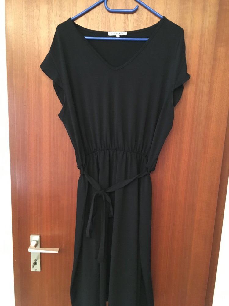 Schwarzes Kleid 