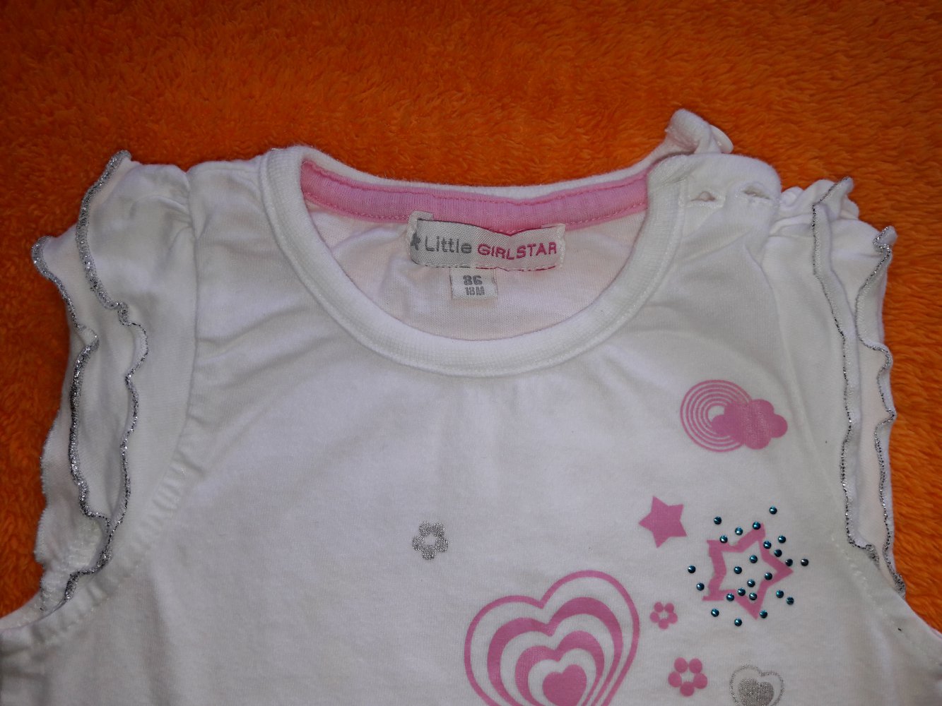 T-Shirt, weiß mit rosa Blumen/Herzen