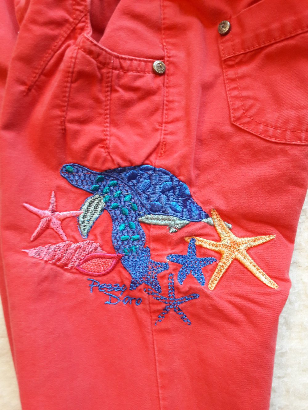 Stoffhose, rot mit maritimer Stickerei, Gr 86