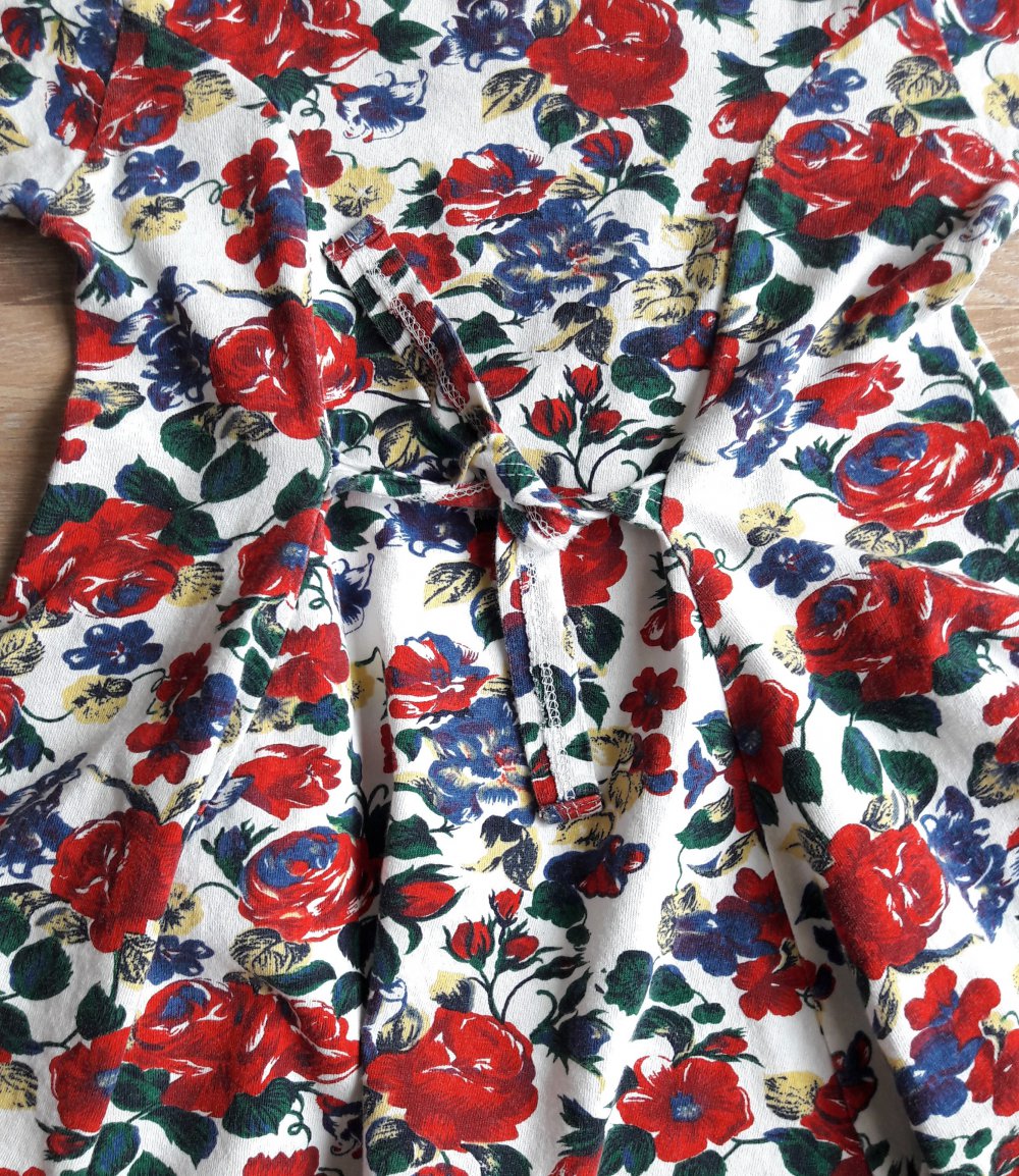 Kleid, weiß mit Blumen, Gr. 122