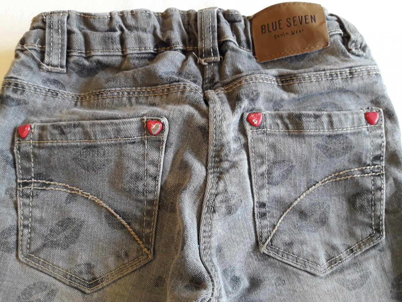 Blue Seven Jeans, grau, mit Kussmund-Druck, Gr. 104