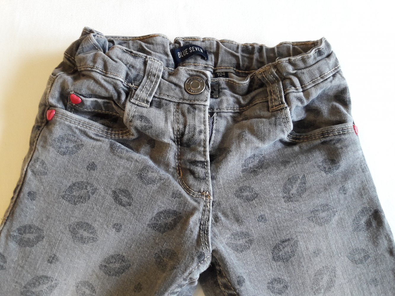Blue Seven Jeans, grau, mit Kussmund-Druck, Gr. 104