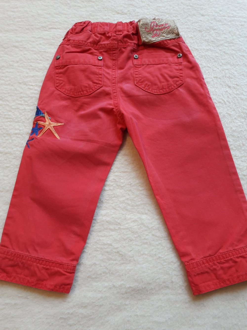 Stoffhose, rot mit maritimer Stickerei, Gr 86