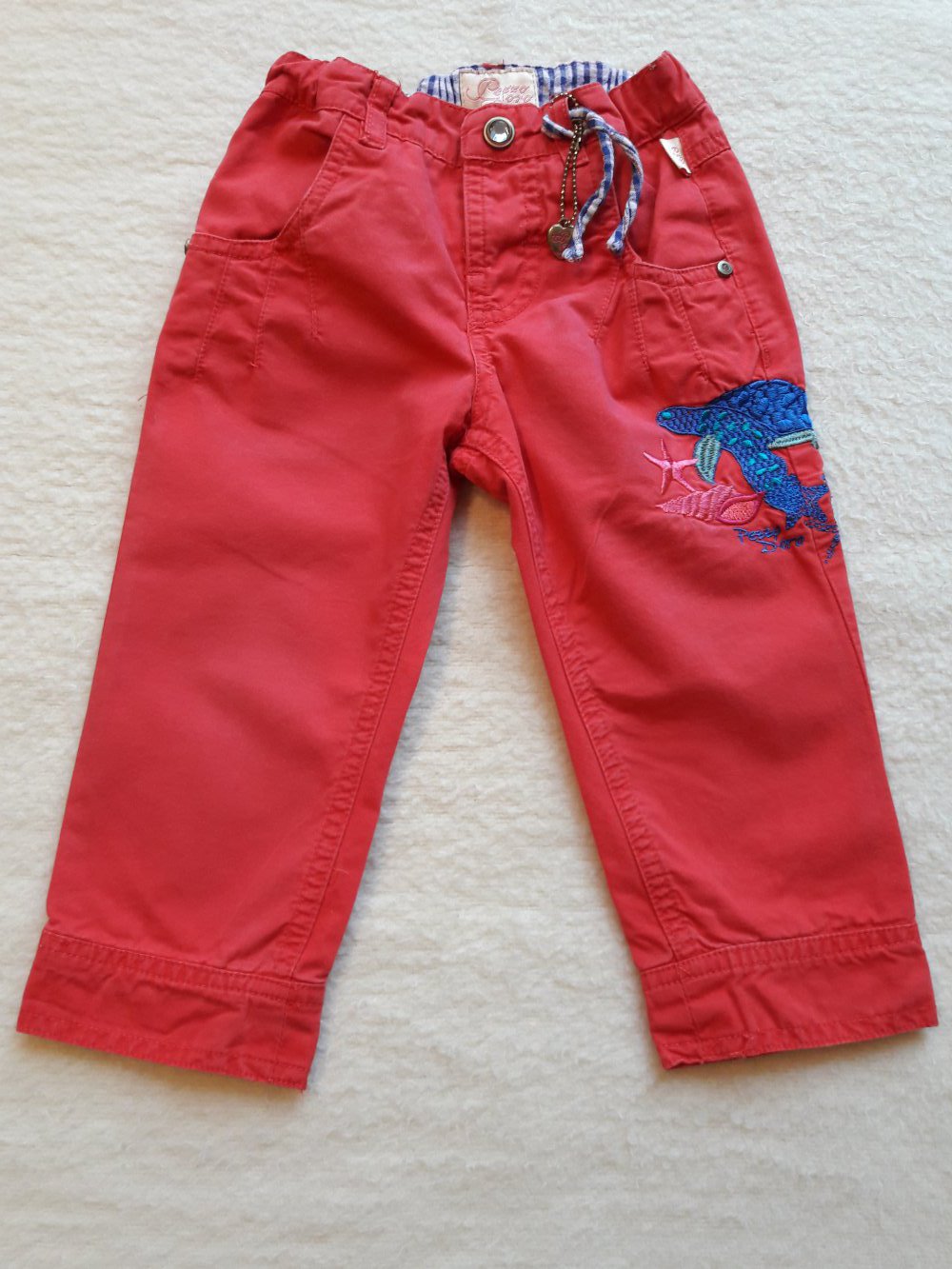 Stoffhose, rot mit maritimer Stickerei, Gr 86