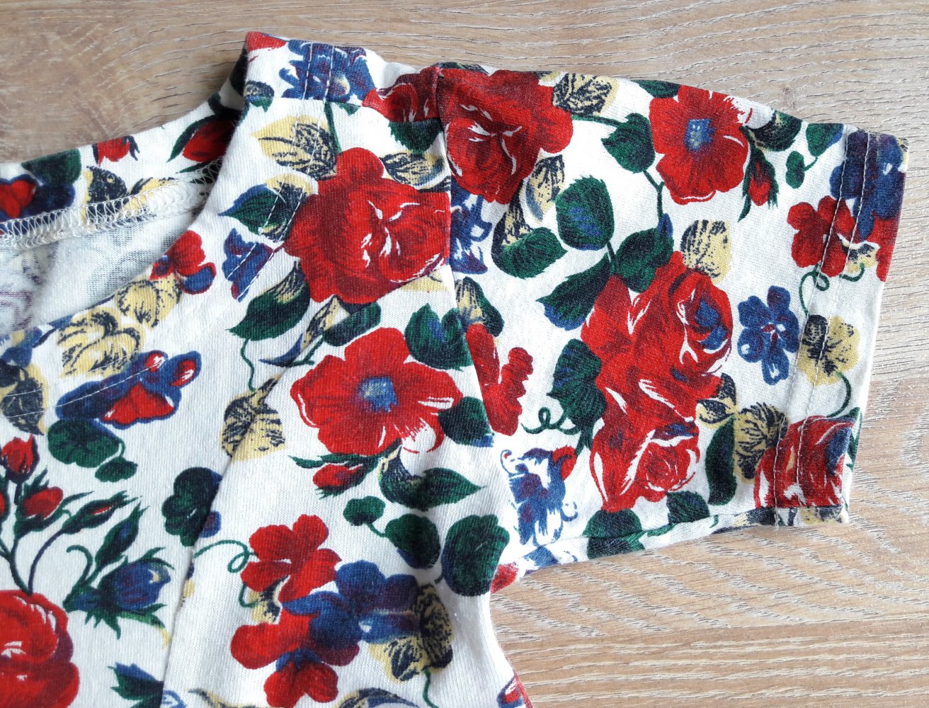 Kleid, weiß mit Blumen, Gr. 122