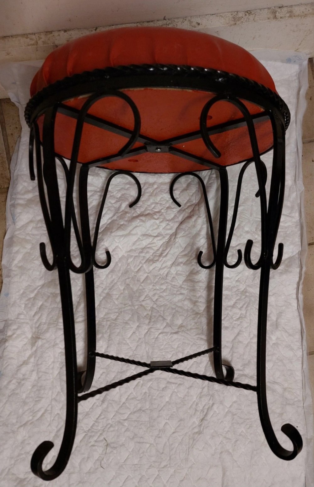 Hocker mit schmiedeeisernen Gestell 
