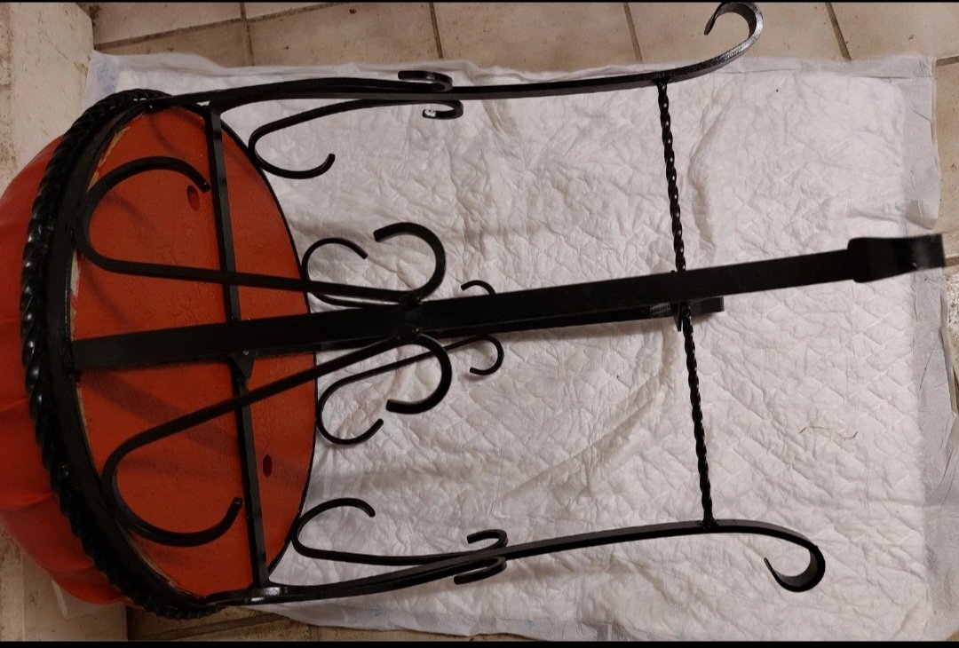 Hocker mit schmiedeeisernen Gestell 