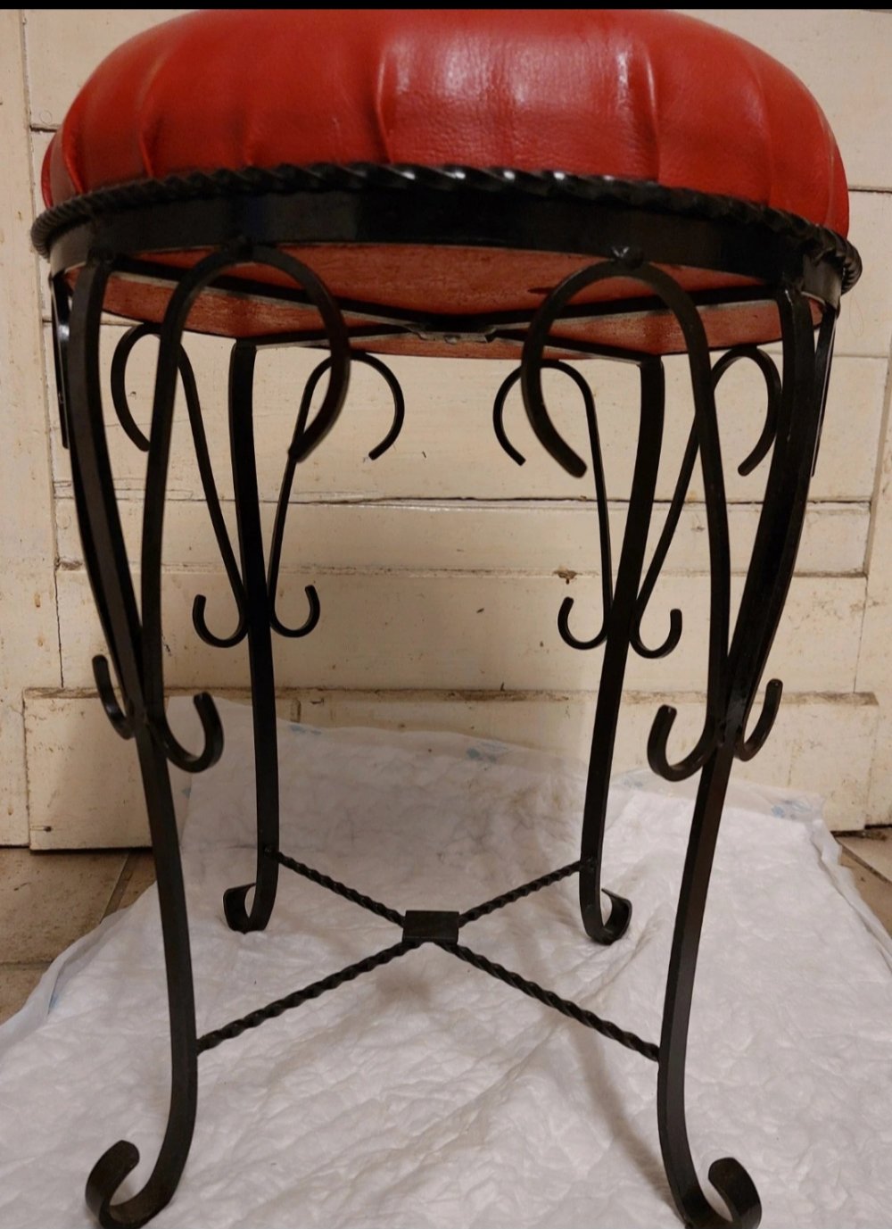 Hocker mit schmiedeeisernen Gestell 