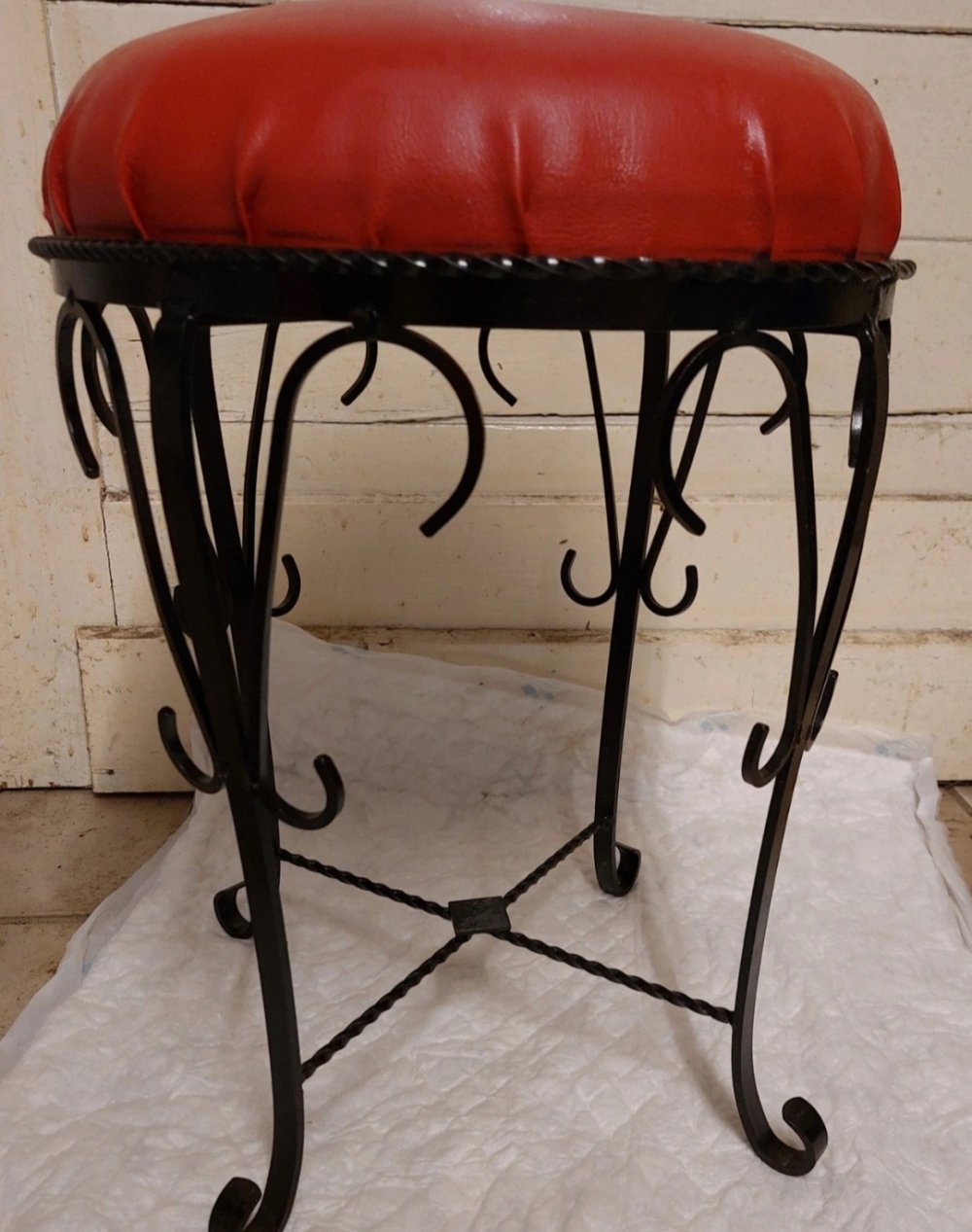 Hocker mit schmiedeeisernen Gestell 