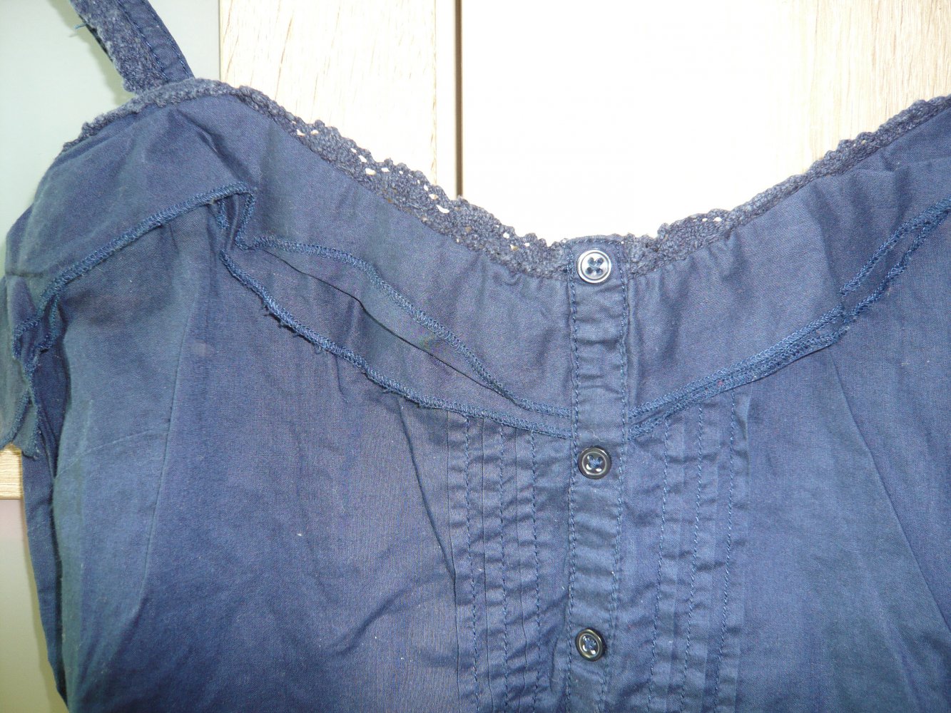 blaues Top mit Rüschen