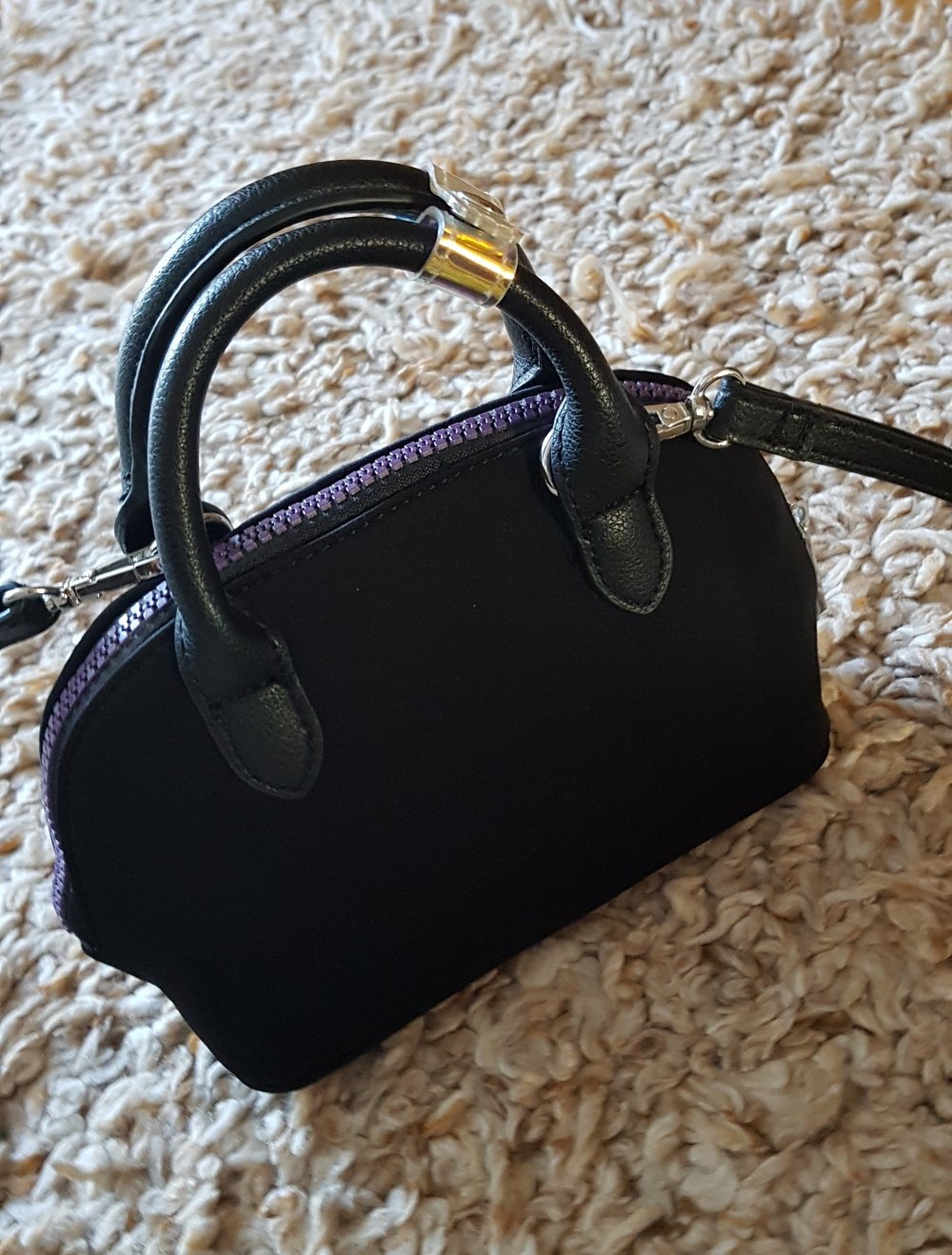 Neue kleine Tasche Umhängetasche mit lila Reißverschluss