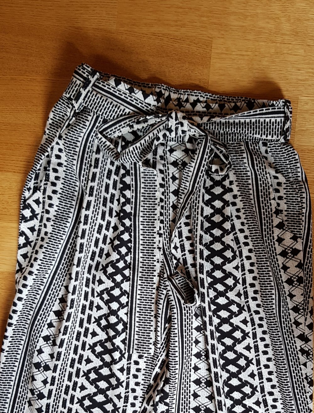 Sommerhose mit Stoffgürtel   Ethno Aztekenmuster Muster,  schwarz weiss Gr.S