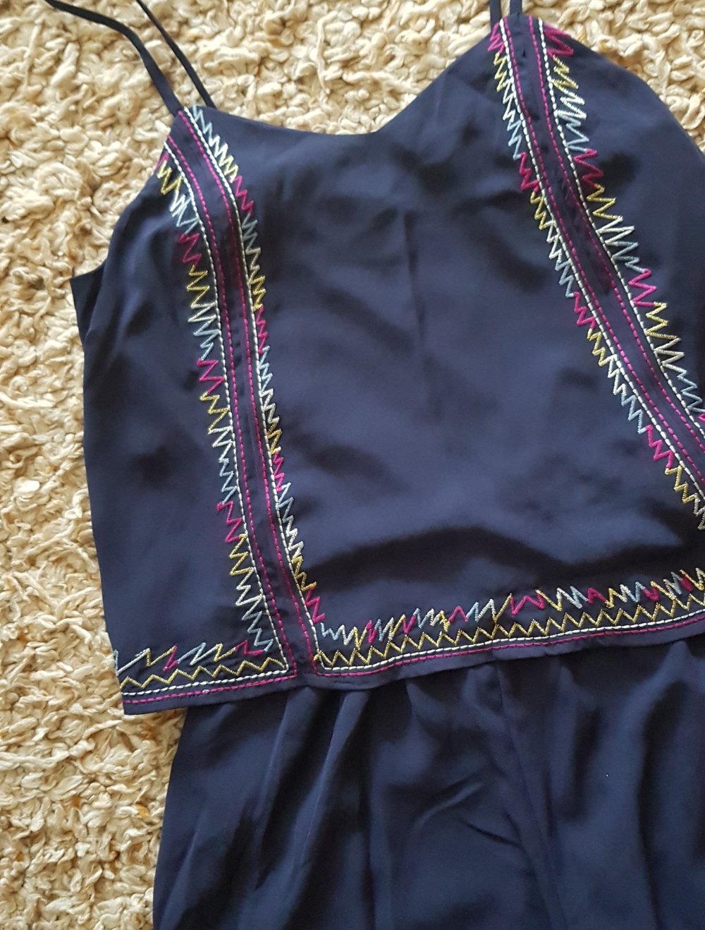 Verspielter kurzer Jumpsuit Playsuit mit Stickereien dunkelblau bunt Gr.XS