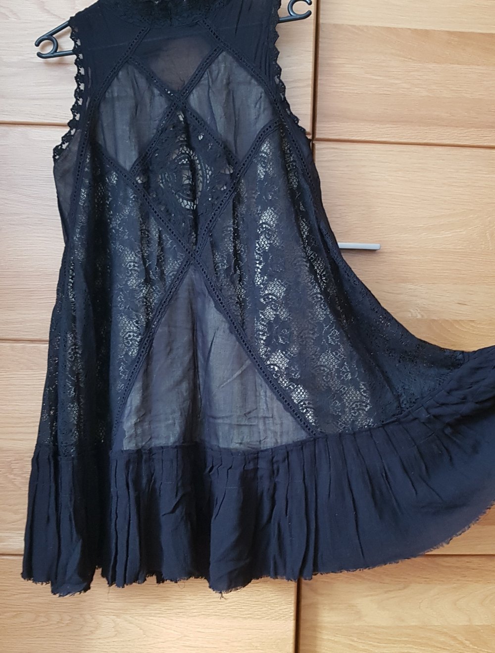 Free People Sommerkleid Stickereien Spitze Volannts Rückenausschnitt Baumwolle schwarz creme Gr.S