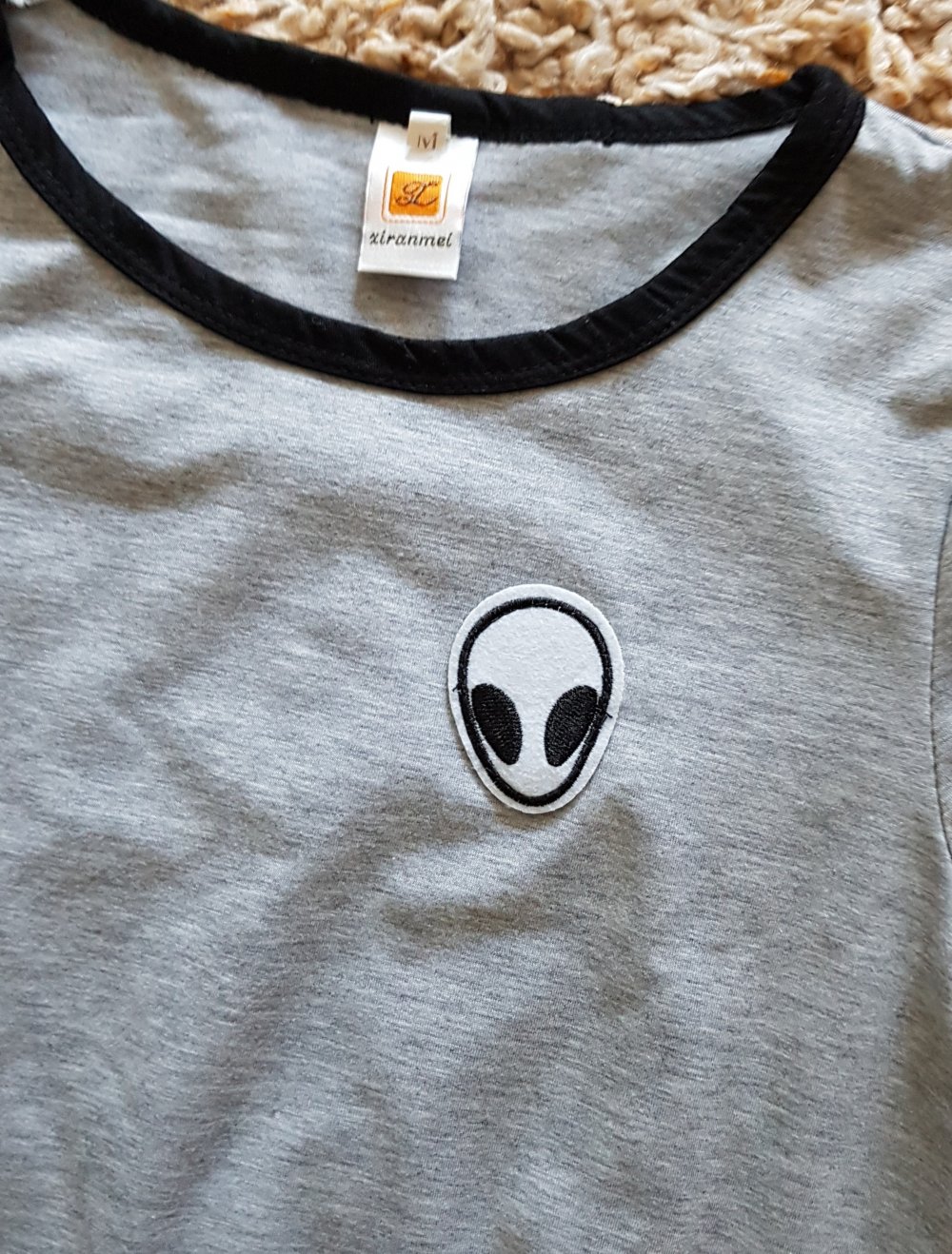 Graues Shirt Top mit Alien cropped Gr.M