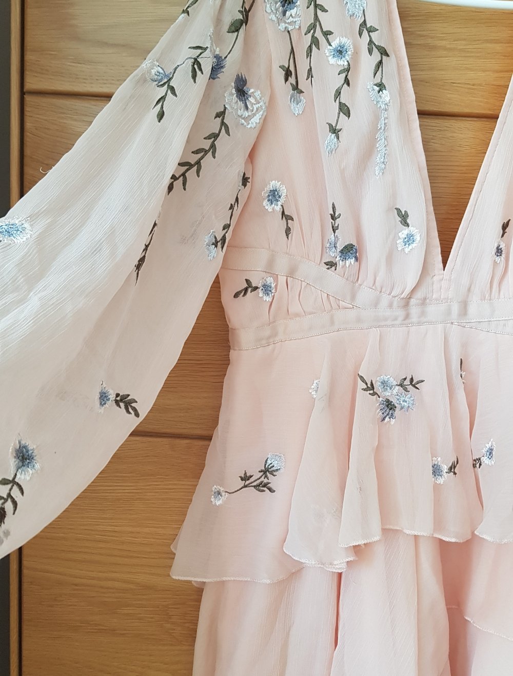 Asos wunderschönes Volants CocktailKleid Sommerkleid mit V-Ausschnitt  und Stickereien apricot rose Gr.40