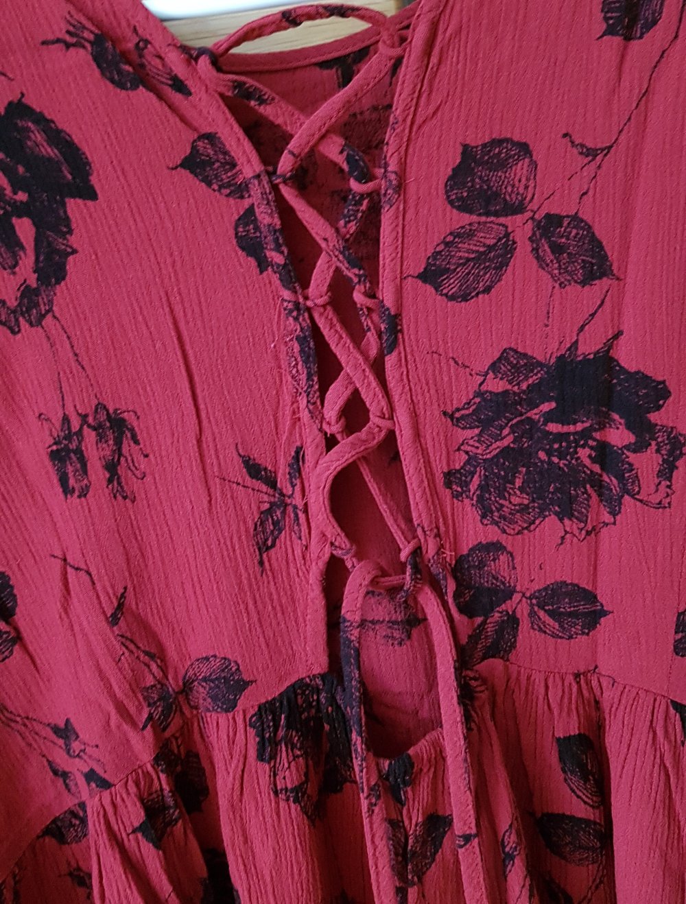 Lockeres Sommerkleid mit Rückenausschnitt Schnürung rot schwarz Gr.38