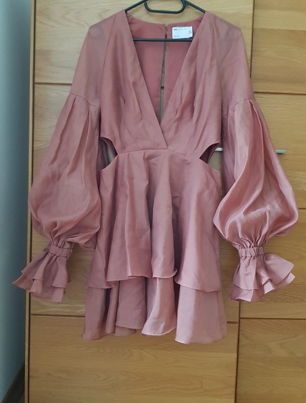 Asos Cocktailkleid /Abschlussballkleid mit V-Ausschnitt und  Cutout,   festlich in  rose/altrosa Gr.38