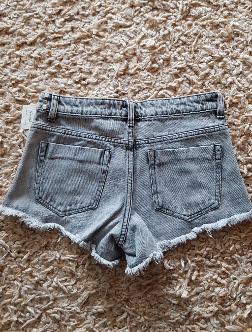 Neu! Hellgraue Jeansshorts Hotpants ausgefranst Nieten Gr.34
