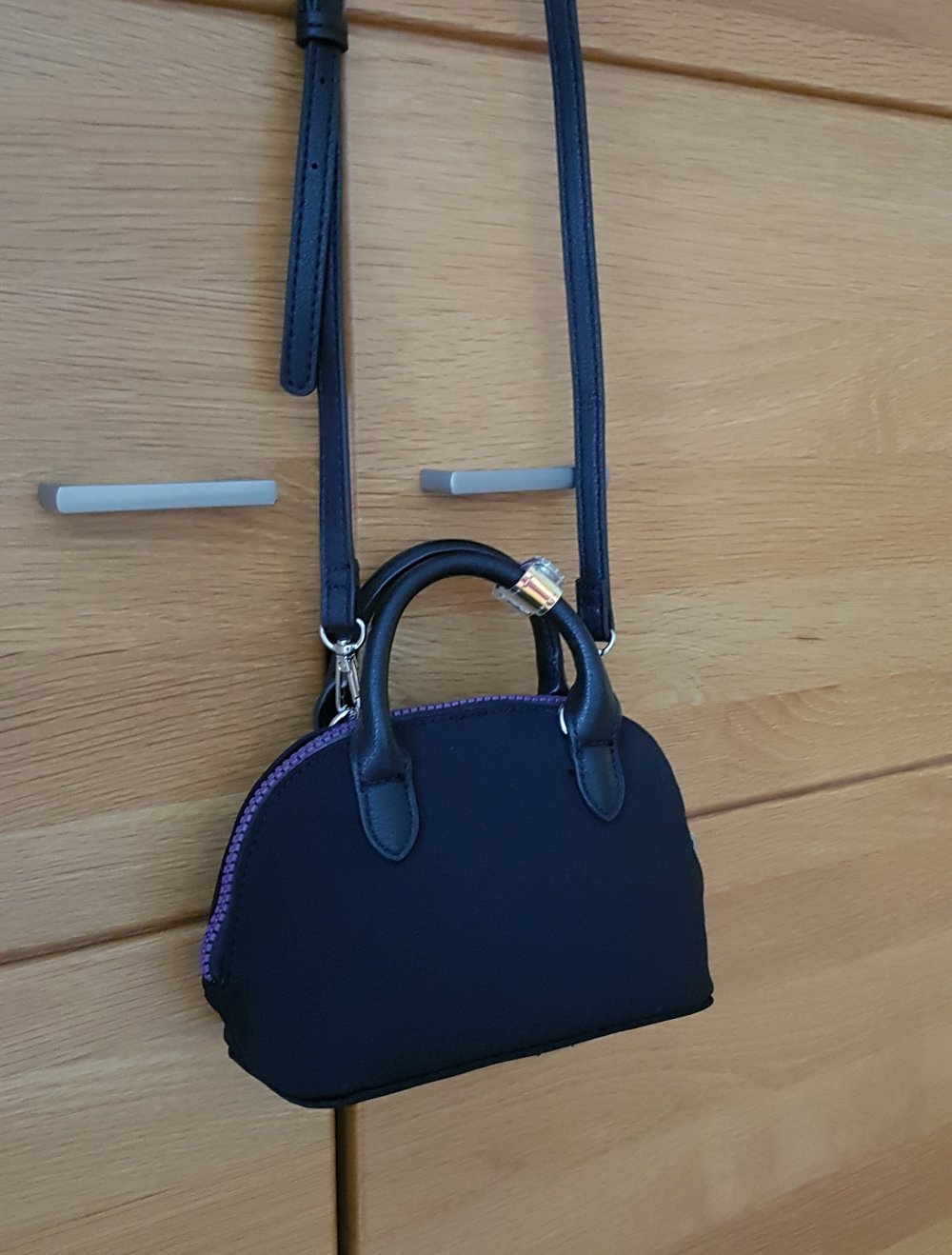Neue kleine Tasche Umhängetasche mit lila Reißverschluss