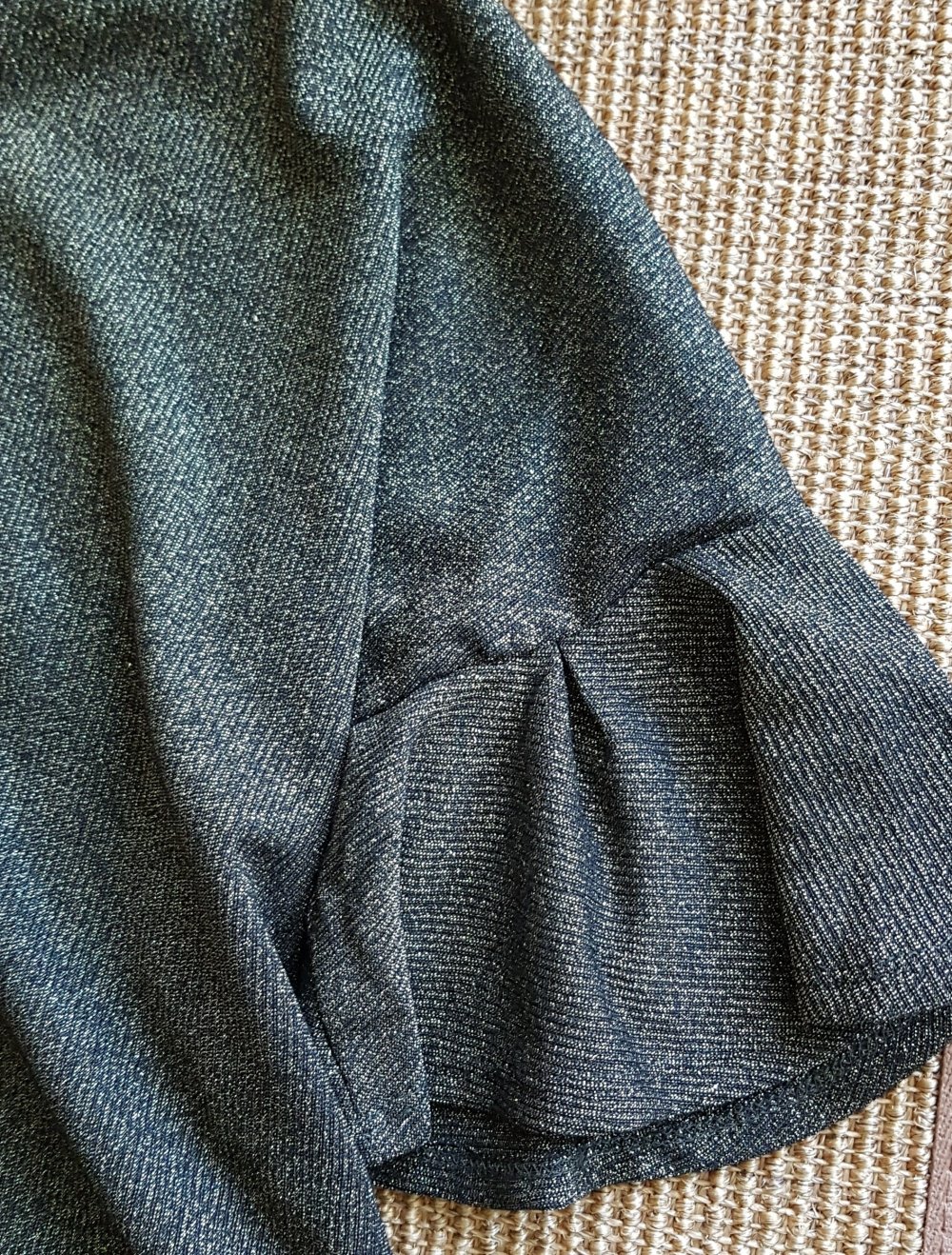 Neu! Feinstrickpullover mit V-Ausschnitt und Volants Ärmeln Glitzer  gold schwarz Gr.S