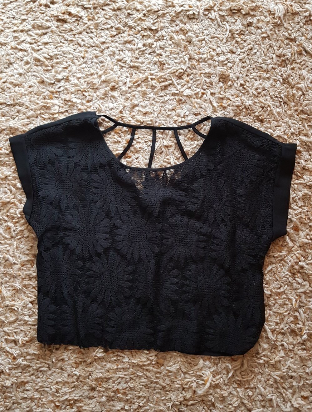 Schwarzes Cropshirt mit Spitze und Rückenausschnitt  Gr.S