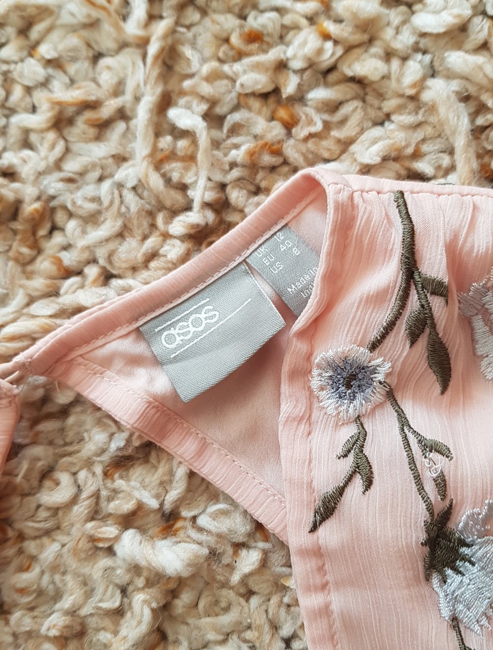 Asos wunderschönes Volants CocktailKleid Sommerkleid mit V-Ausschnitt  und Stickereien apricot rose Gr.40