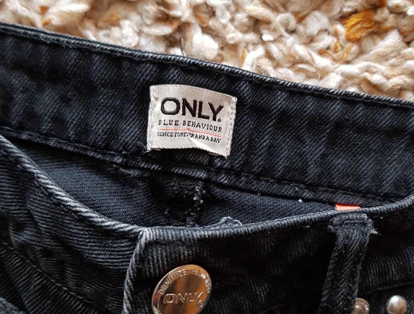 Schwarze Jeansshorts  Hotpants Used Look Nieten Gr.M