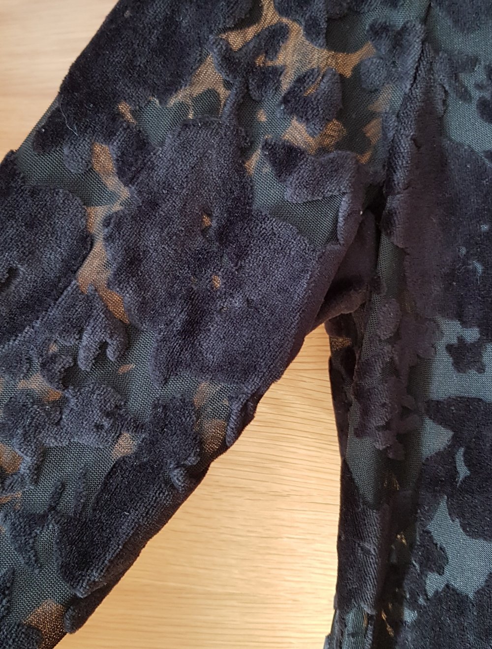 Schwarze Samt Bluse floral gemustert  mit integriertem Top Gr.XS