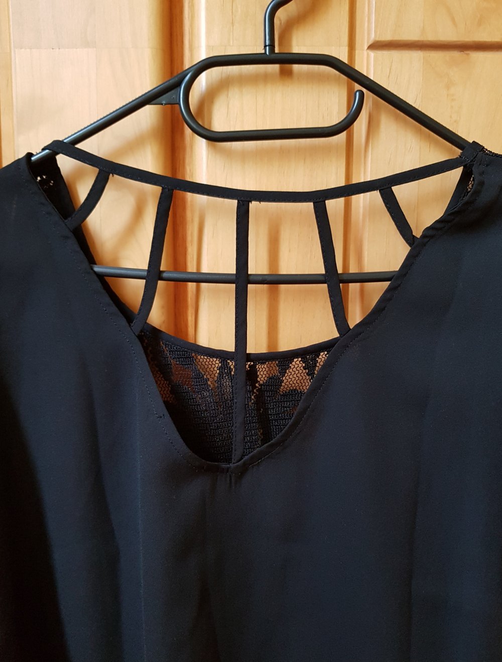 Schwarzes Cropshirt mit Spitze und Rückenausschnitt  Gr.S