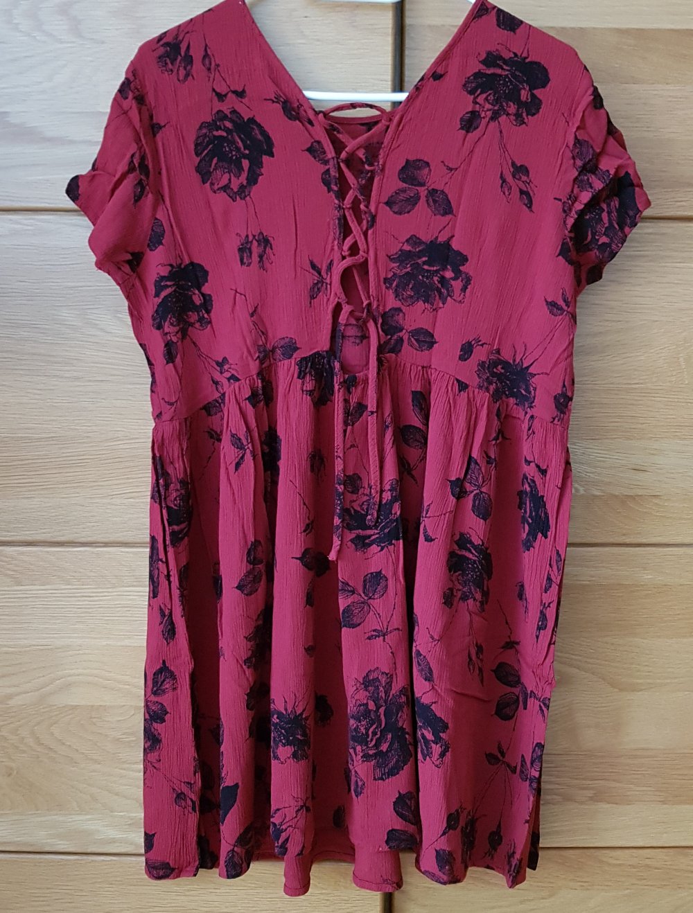 Lockeres Sommerkleid mit Rückenausschnitt Schnürung rot schwarz Gr.38